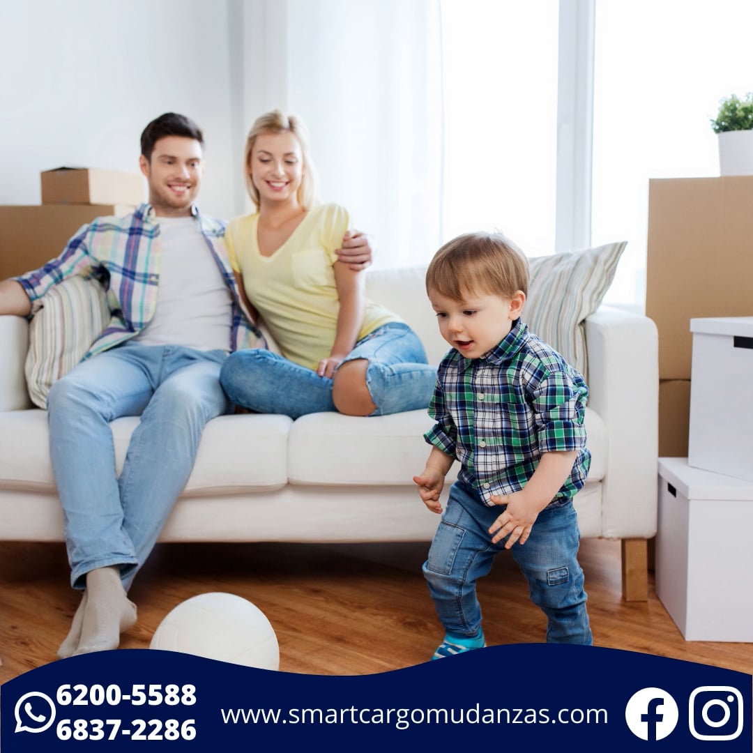 Familia rodeada de cajas durante una mudanza